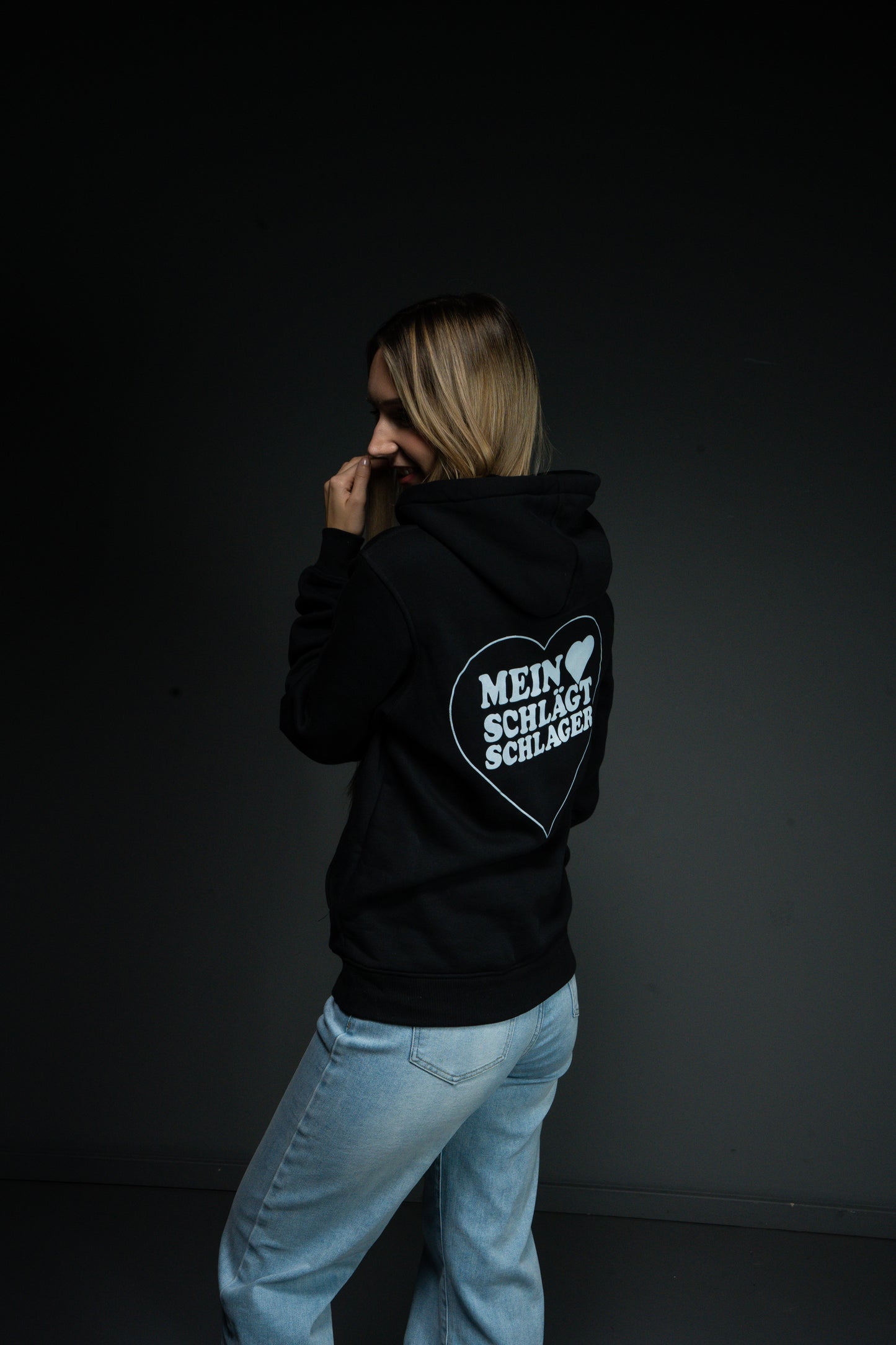 Schlager Herz Hoodie Schwarz mit Rückenprint