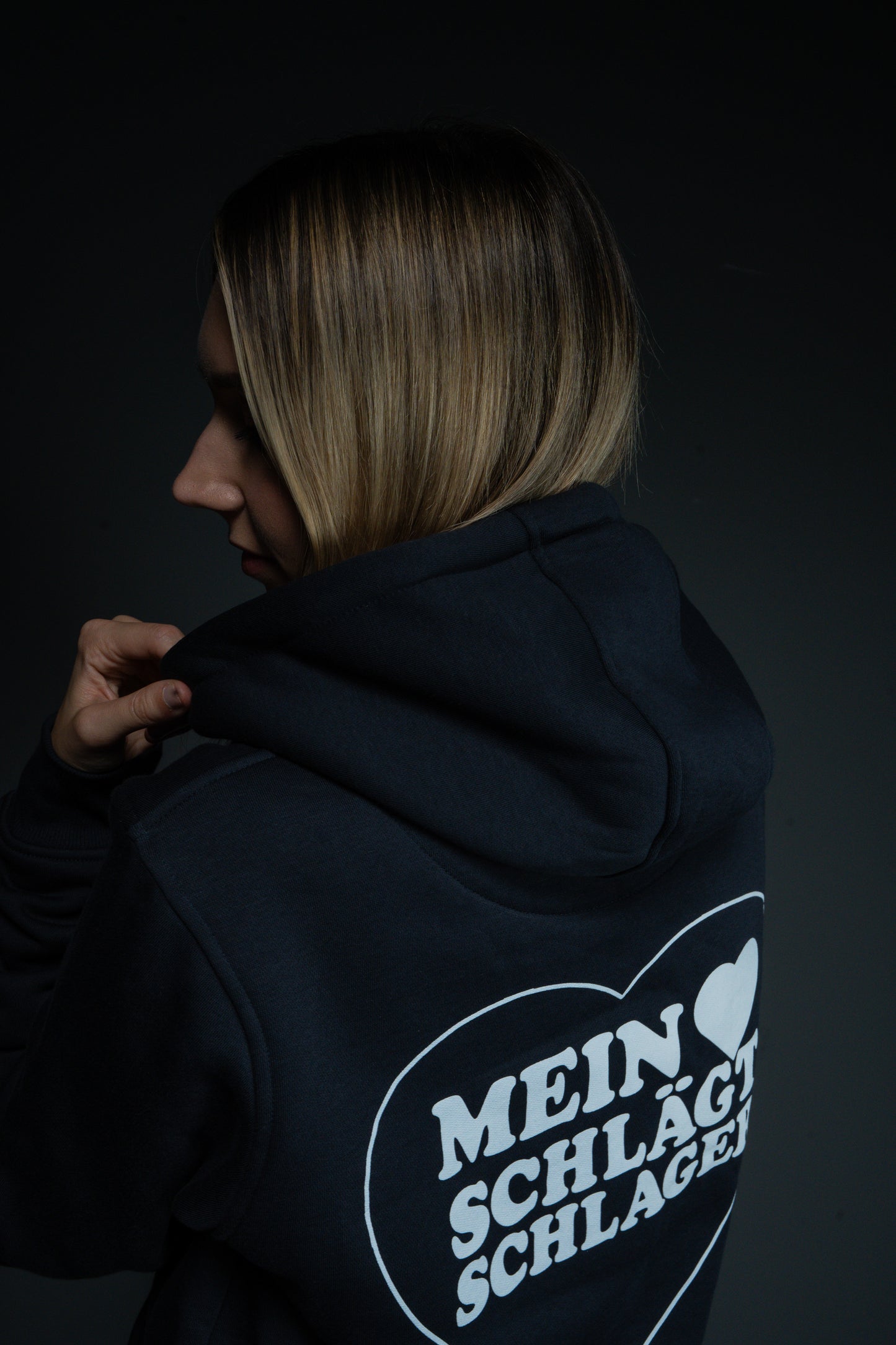 Schlager Herz Hoodie Schwarz mit Rückenprint