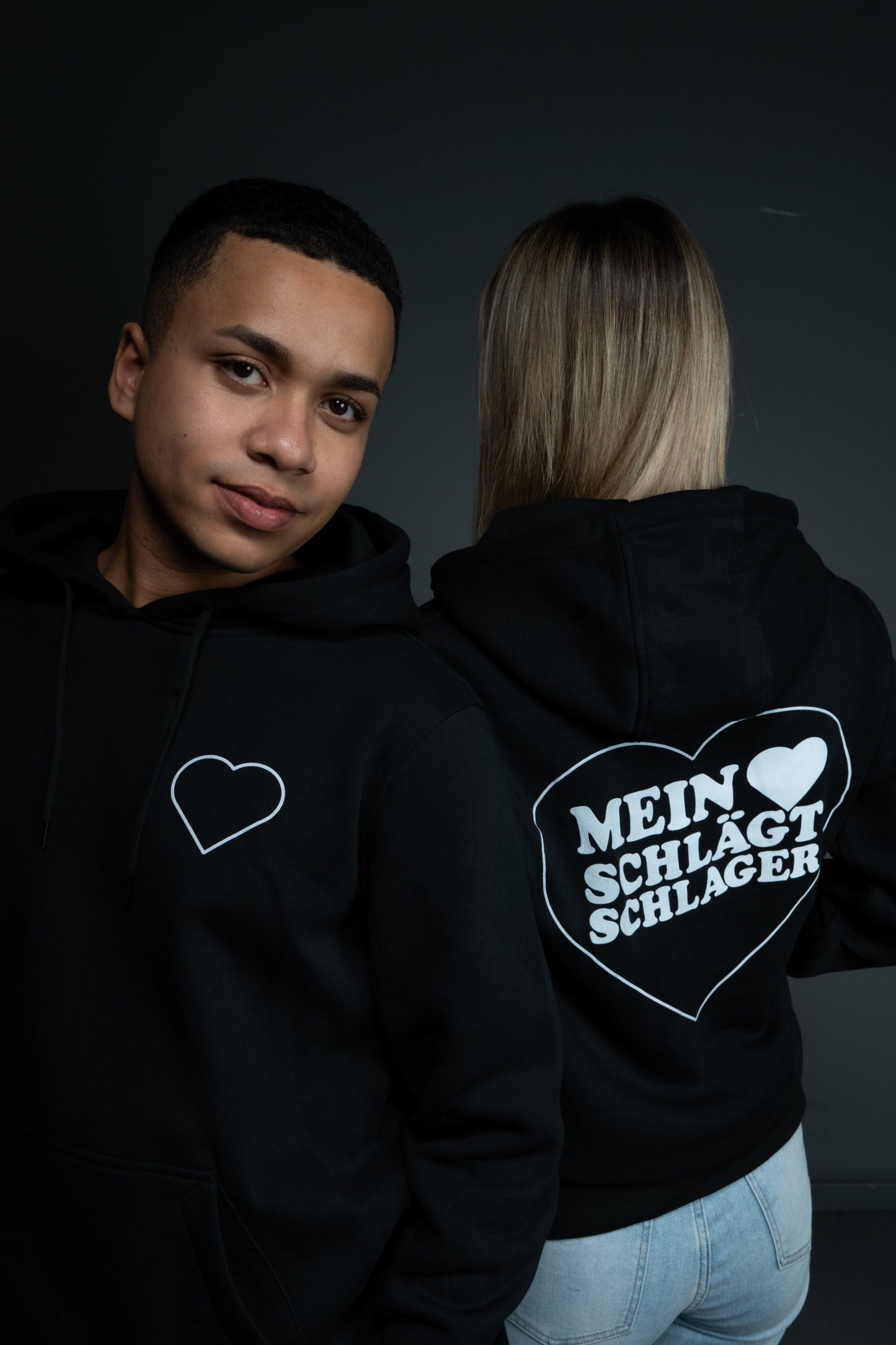 Schlager Herz Hoodie Schwarz mit Rückenprint