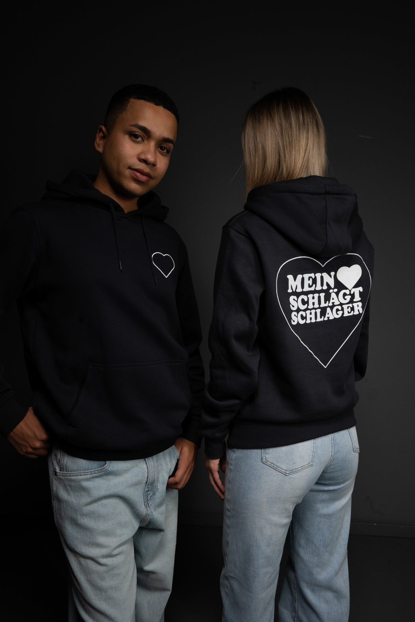 Schlager Herz Hoodie Schwarz mit Rückenprint