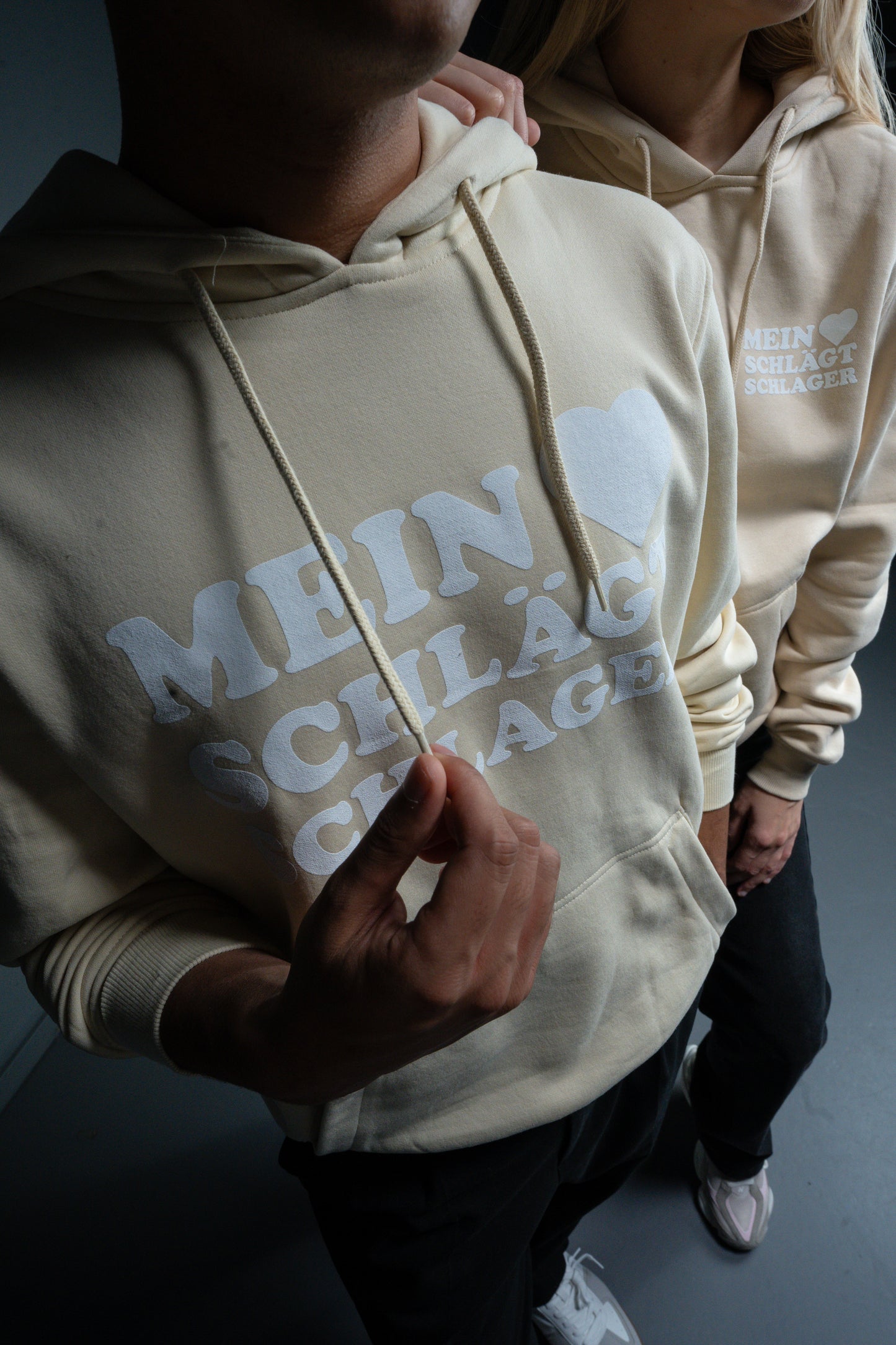 Schlager Logo Hoodie Sand mit großem Logo