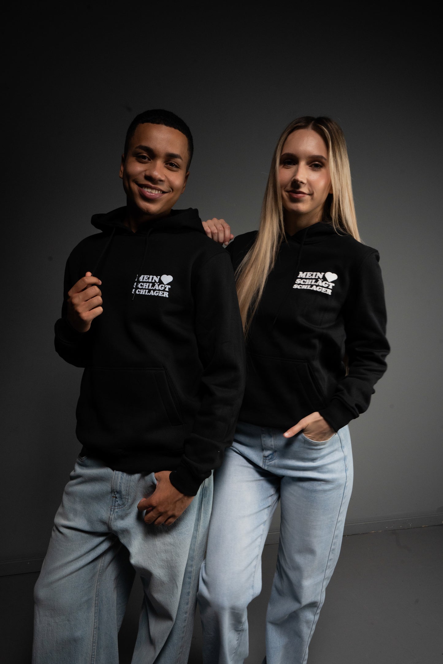 Schlager Logo Hoodie Schwarz mit kleinem Logo