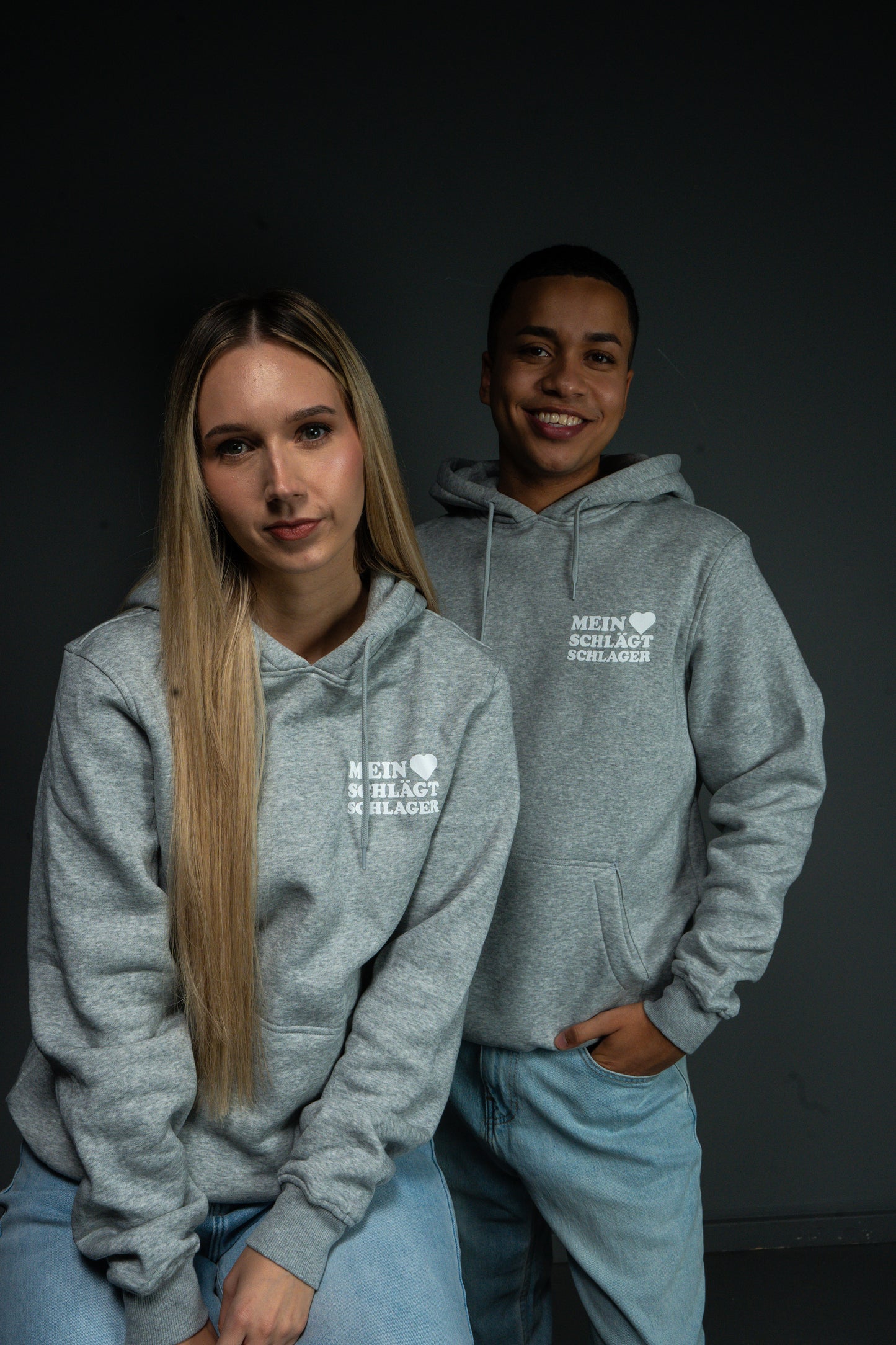 Schlager Logo Hoodie Hellgrau mit kleinem Logo