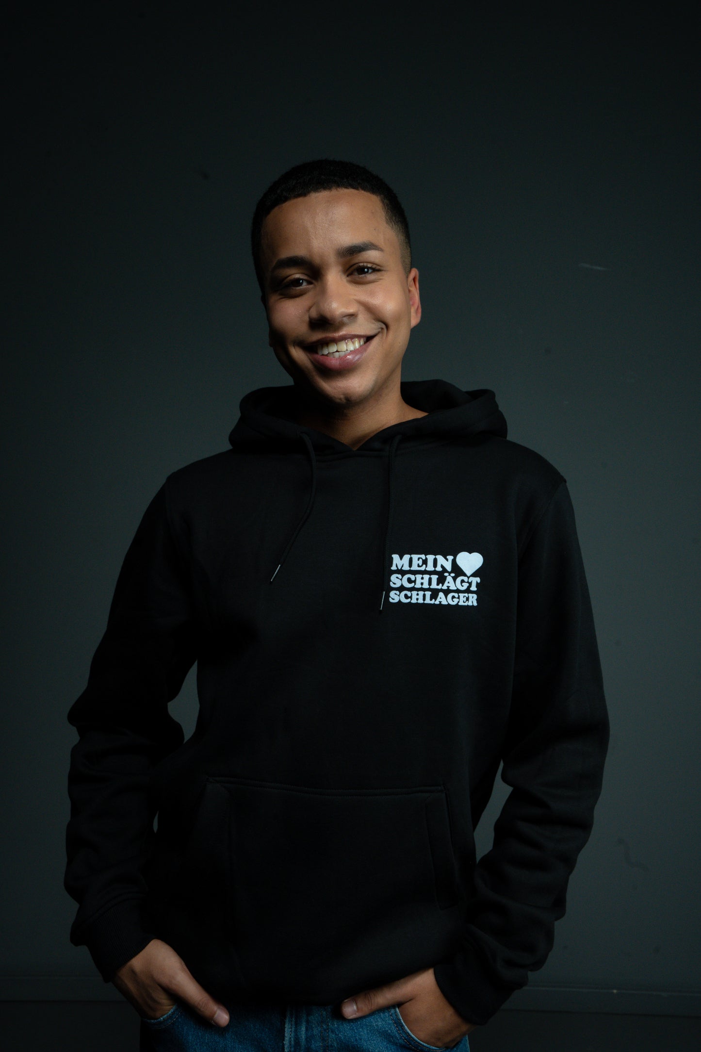 Schlager Logo Hoodie Schwarz mit kleinem Logo